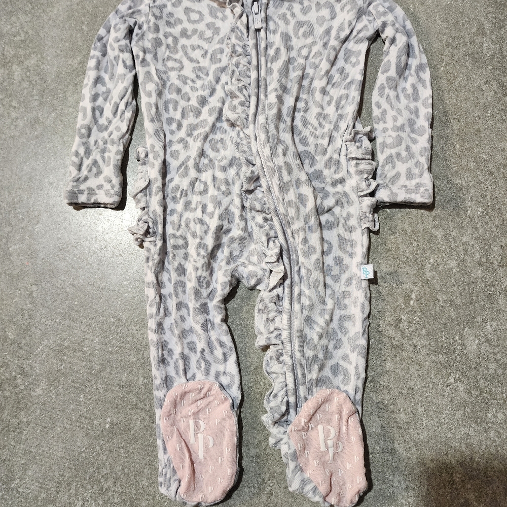 Posh Peanut sleeper, NB,  silver leopard Minka